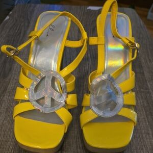 Ellie Yellow Strappy Sandals with Rosette Embellishmentyÿ